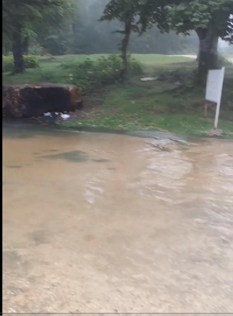 Tokat’ta sağanak menfezleri tıkadı, 5 mahalleye ulaşımı sağlayan yol göle döndü