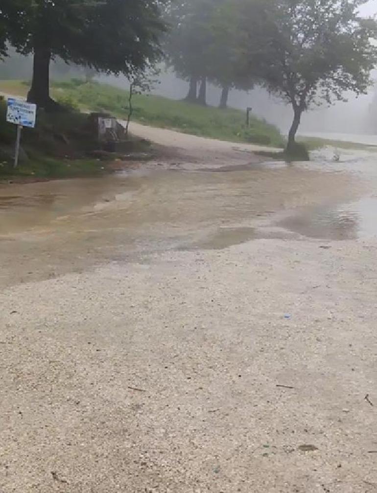 Tokat’ta sağanak menfezleri tıkadı, 5 mahalleye ulaşımı sağlayan yol göle döndü