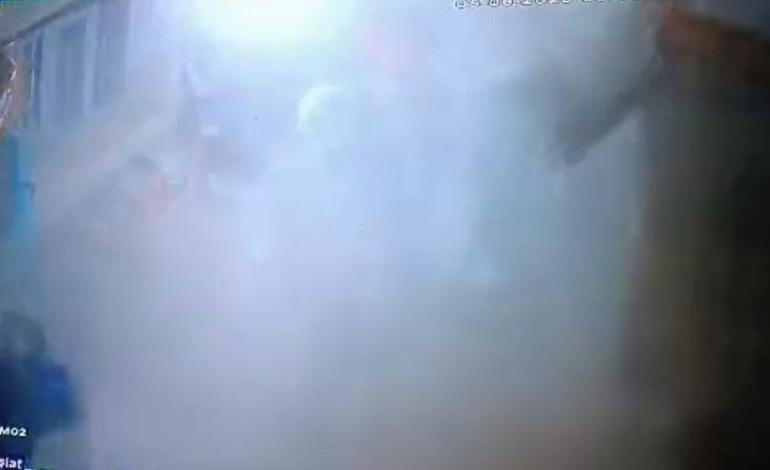 Kompresörle hava basılan kamyon lastiği patladı, o anlar kamerada