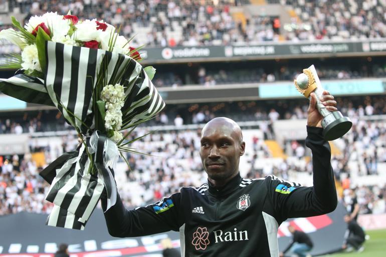 Beşiktaşlı taraftarlardan Atiba Hutchinson’a veda