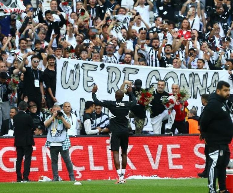 Beşiktaşlı taraftarlardan Atiba Hutchinson’a veda