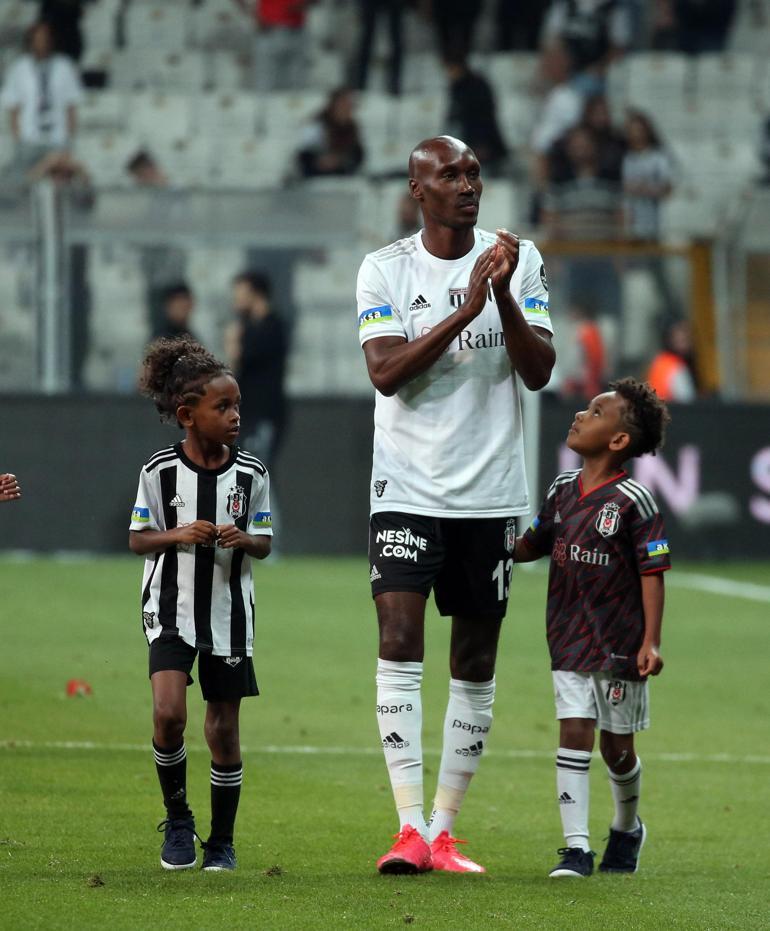 Beşiktaşlı taraftarlardan Atiba Hutchinson’a veda