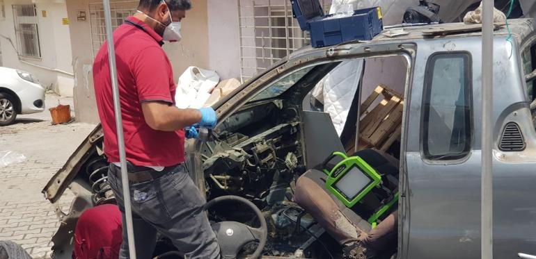 İskenderunda, çalınan otomobil çadırda parçalanmış bulundu