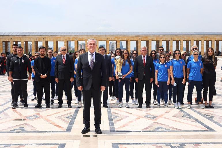 Kadınlar Futbol Süper Ligi şampiyonluk kupası, Anıtkabirde