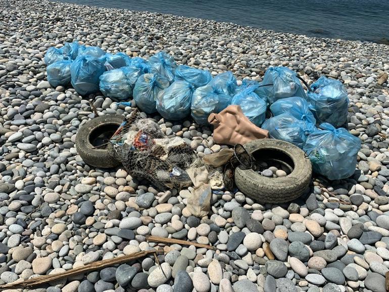 Üniversite öğrencileri, denizden 150 kilo çöp çıkardı