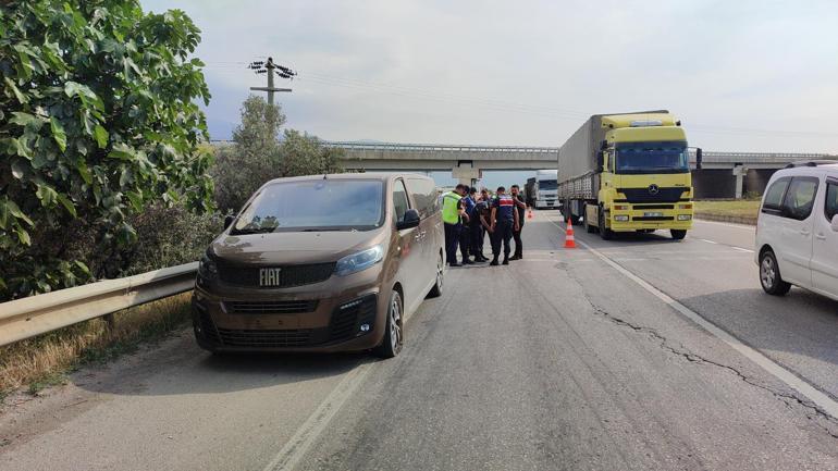 Kendisini çaldığı minibüse kilitledi, polis lastiklere ateş edip indirdi