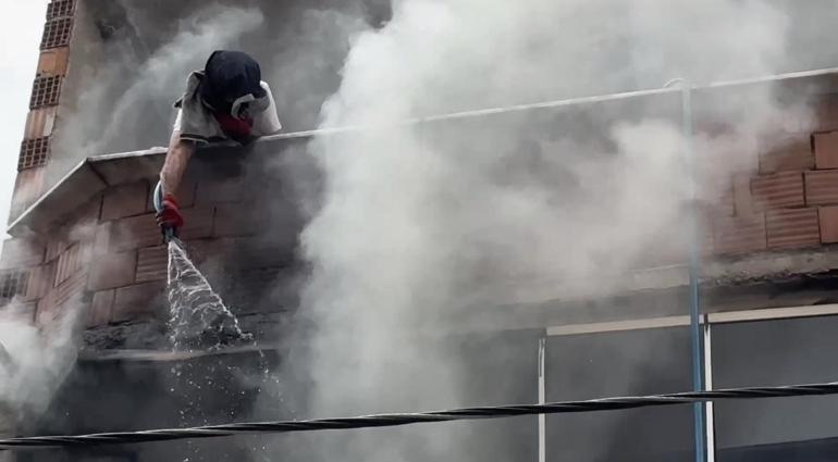 Arnavutköyde 4 katlı binada yangın: Hortum ve kovalarla su taşıyarak söndürmeye çalıştılar