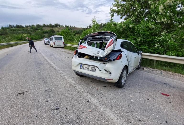 İşçi minibüsü ile otomobil çarpıştı; 13 yaralı