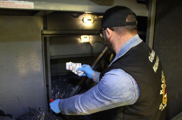 Kapıkulede 1 milyon TLlik elektronik sigara, içki ve ilaç ele geçirildi