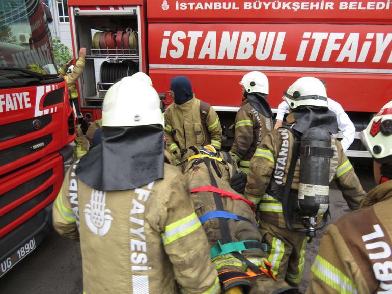 Ümraniyede yangına müdahale eden itfaiye eri çatıdan düştü