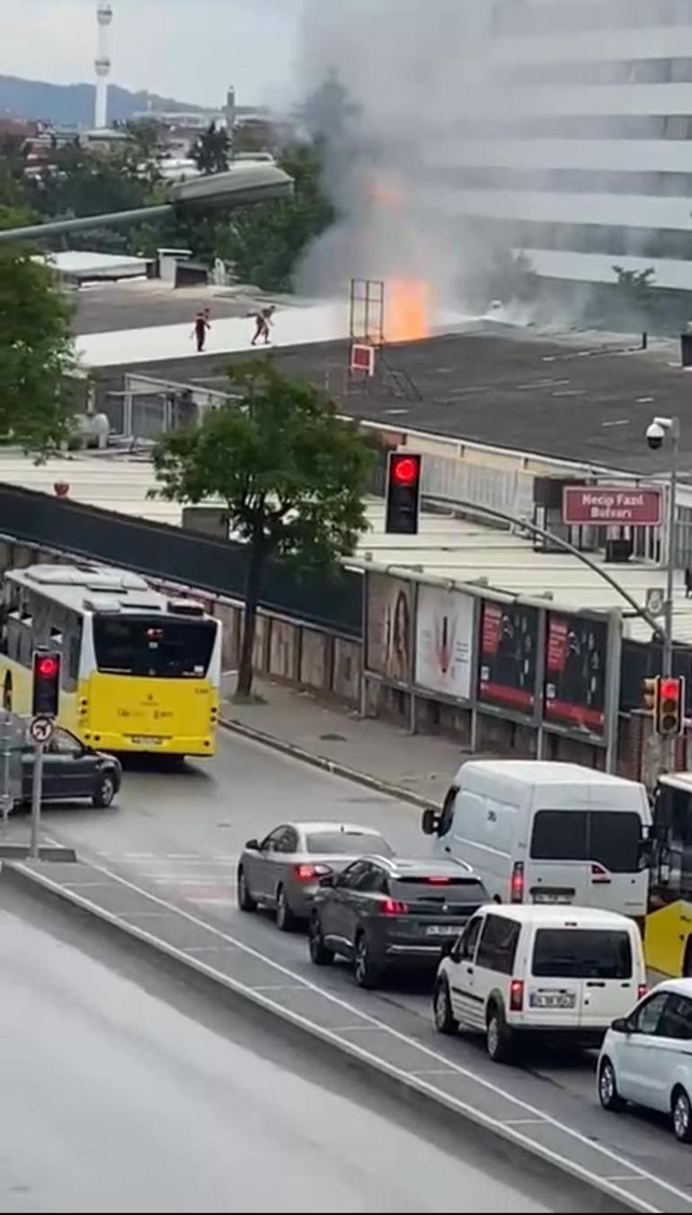 Ümraniyede yangına müdahale eden itfaiye eri çatıdan düştü