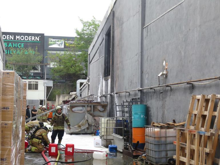 Ümraniyede yangına müdahale eden itfaiye eri çatıdan düştü