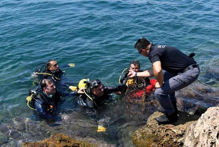 Deniz dibinden bisiklet ve balık kafesi çıktı