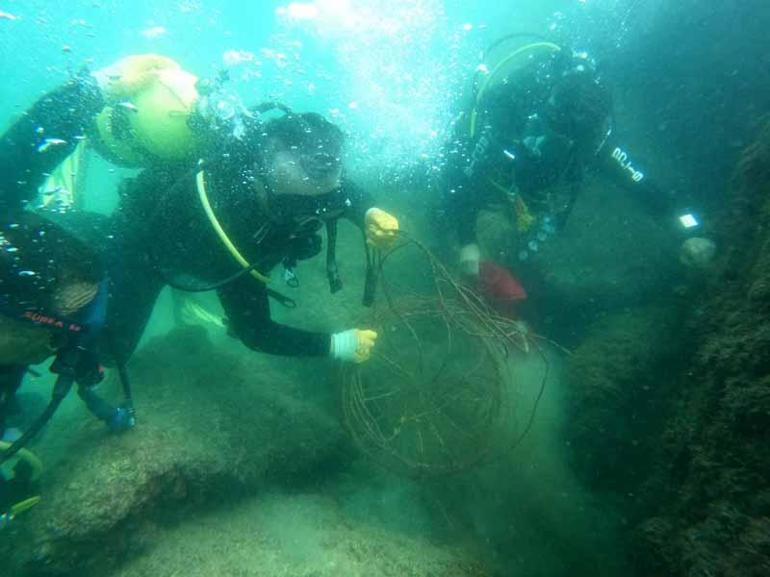 Deniz dibinden bisiklet ve balık kafesi çıktı