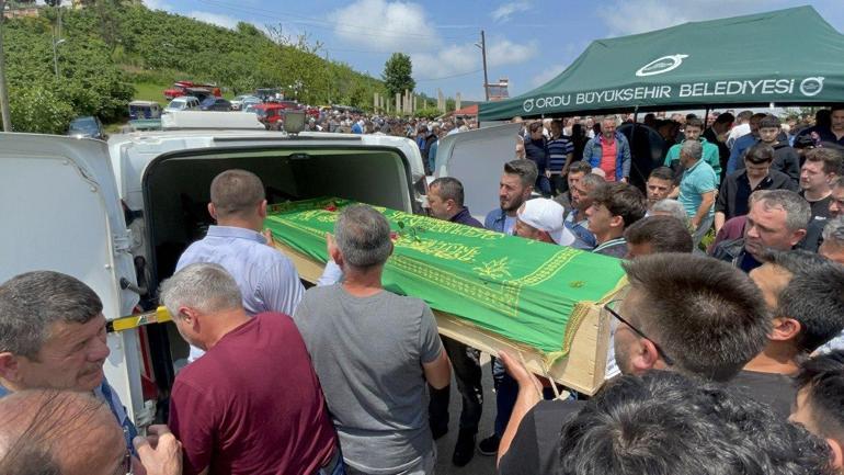 Deniz kıyısında cesetleri bulunan 2 arkadaş, yan yana toprağa verildi