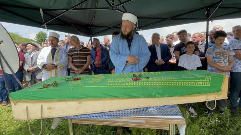 Deniz kıyısında cesetleri bulunan 2 arkadaş, yan yana toprağa verildi