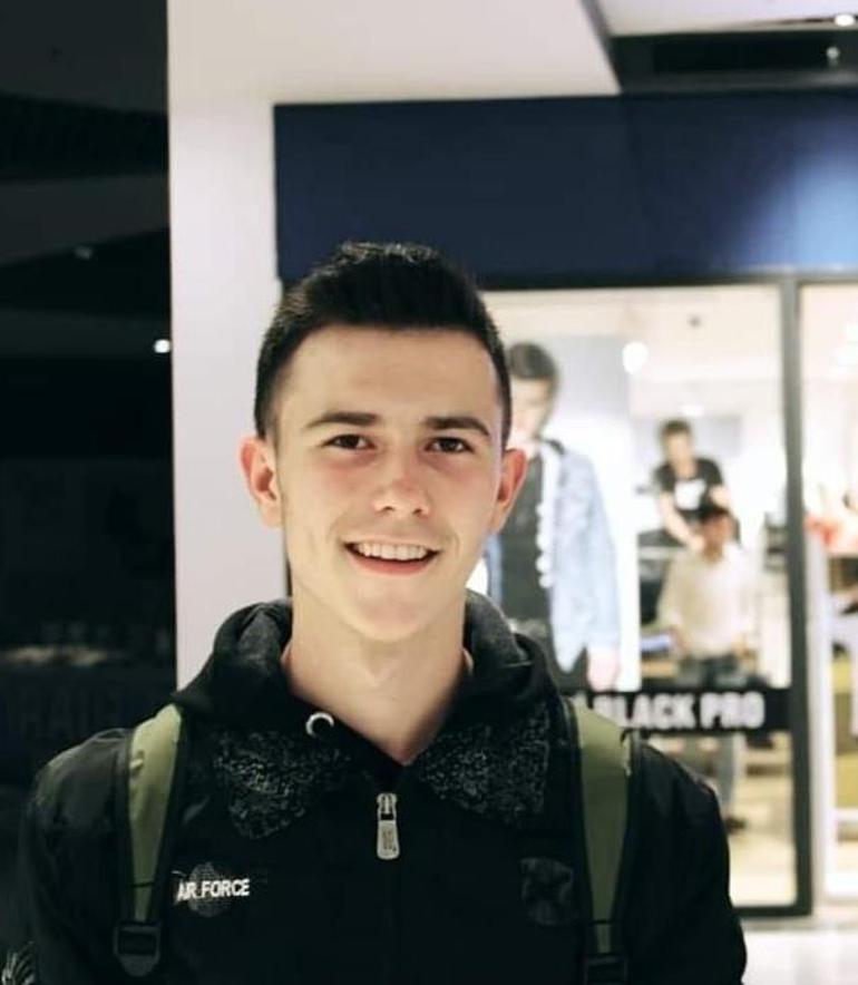 Deniz kıyısında cesetleri bulunan 2 arkadaş, yan yana toprağa verildi