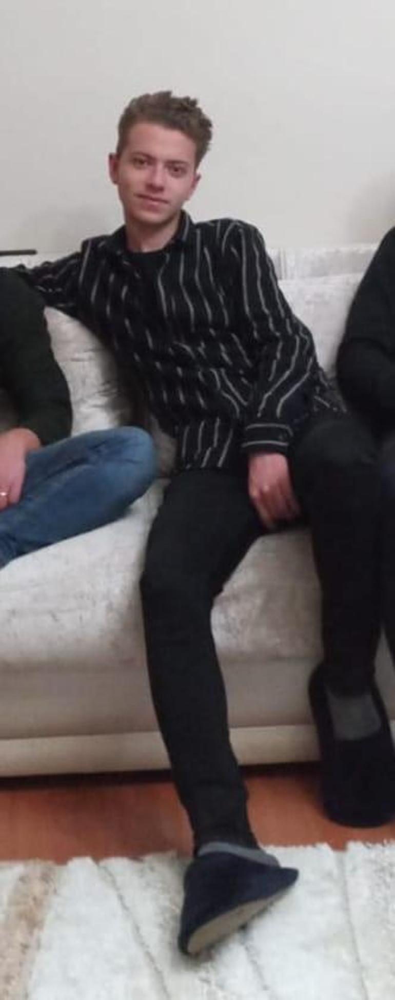 Deniz kıyısında cesetleri bulunan 2 arkadaş, yan yana toprağa verildi