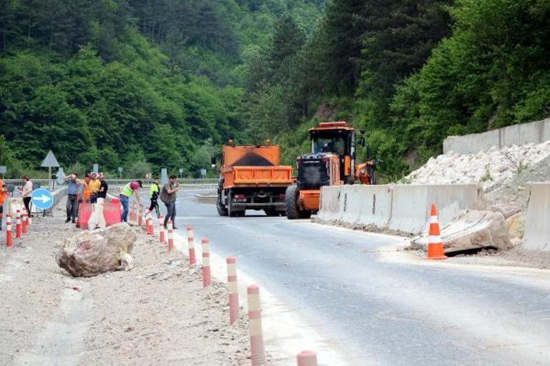 Dağdan kopan dev kayalar yola indi, ulaşım durdu