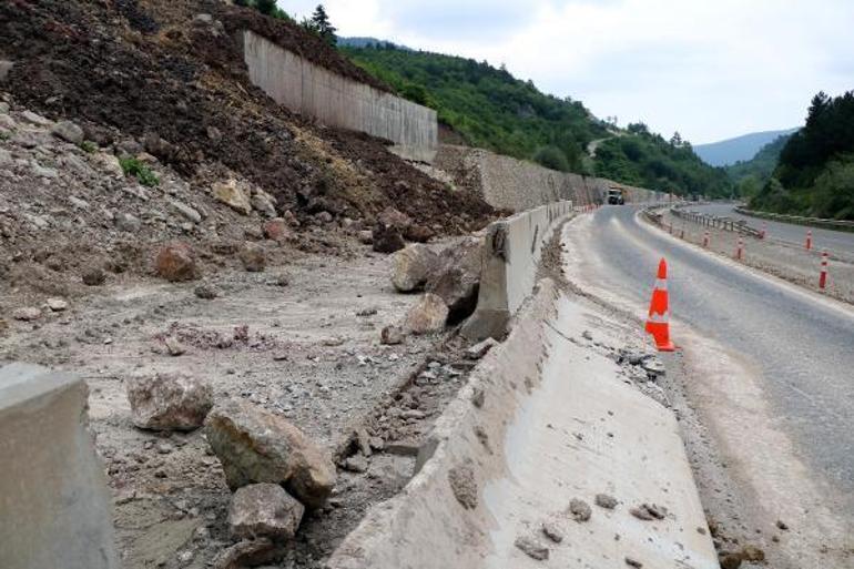 Dağdan kopan dev kayalar yola indi, ulaşım durdu