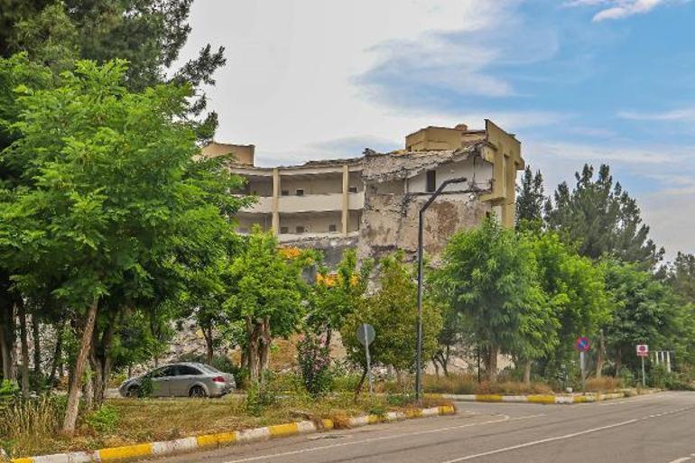 Depremde hasar gören Dicle Üniversitesi rektörlük binasının yıkımına başlandı