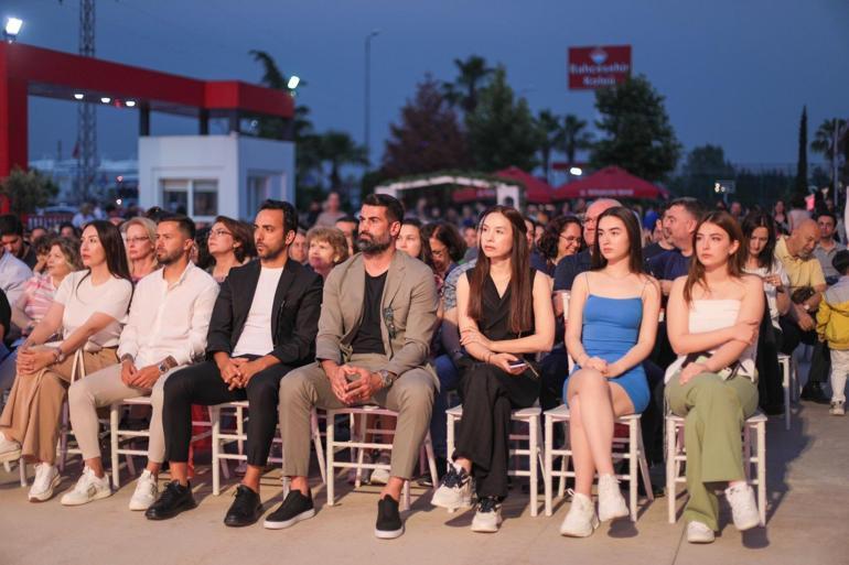 Volkan Demirel, depremde hayatını kaybeden Taner Savutun kızının mezuniyet törenine katıldı