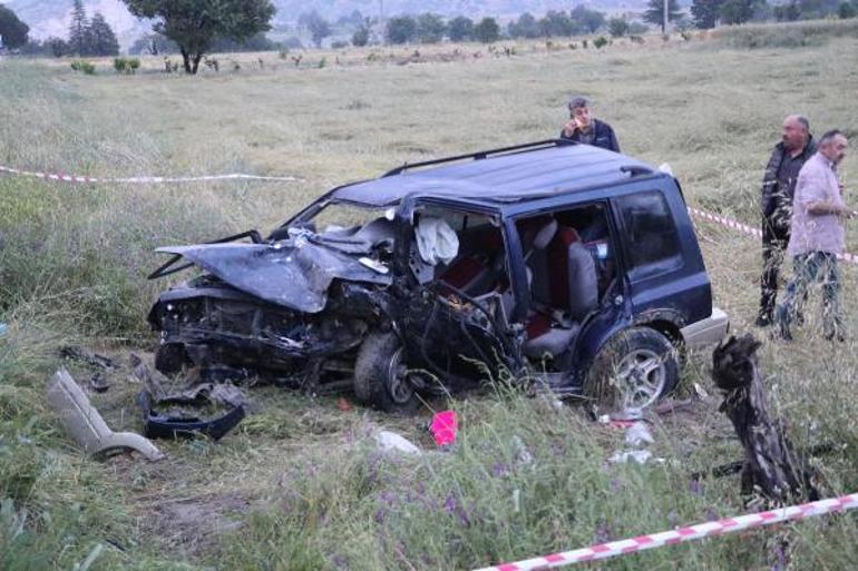 Burdurda kontrolden çıkan otomobil, refüjü aşıp ciple çarpıştı: 5 ölü, 5 yaralı