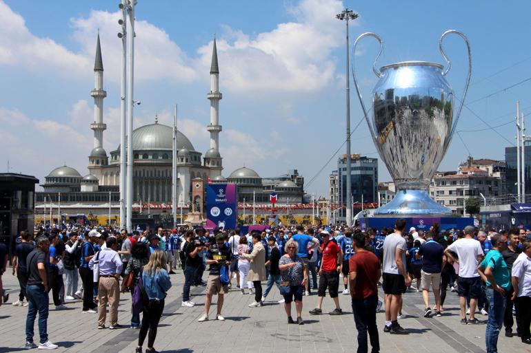 İngiliz ve İtalyan taraftarlar Taksim Meydanında maç saatini bekliyor