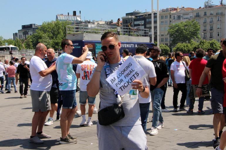 İngiliz ve İtalyan taraftarlar Taksim Meydanında maç saatini bekliyor