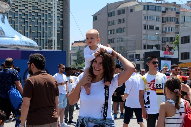 İngiliz ve İtalyan taraftarlar Taksim Meydanında maç saatini bekliyor