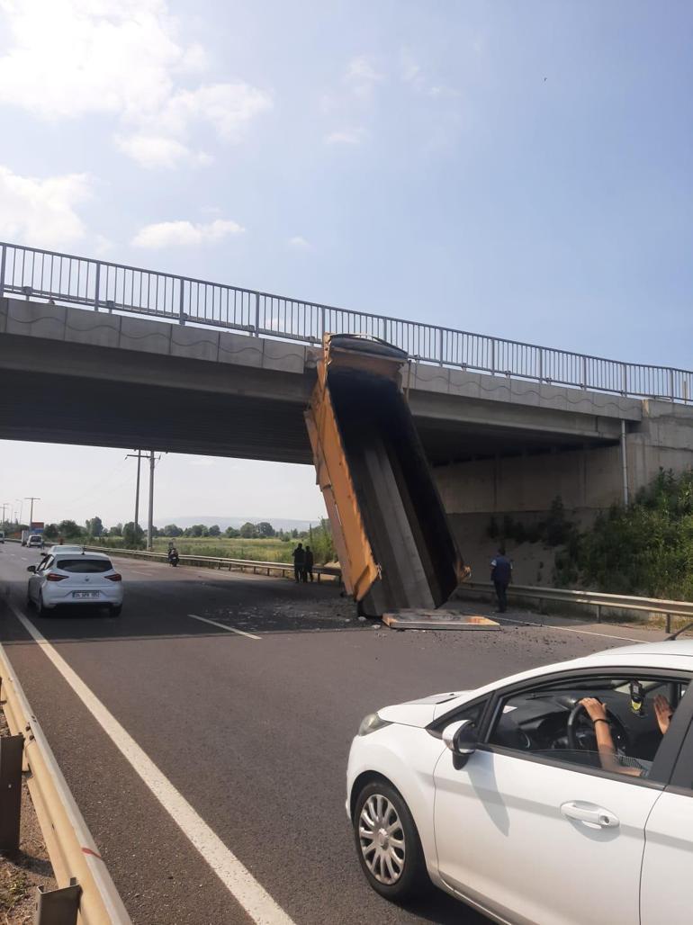 Hafriyat kamyonunun açık unutulan damperi köprüye çarptı