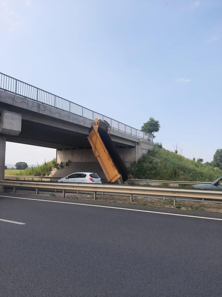 Hafriyat kamyonunun açık unutulan damperi köprüye çarptı