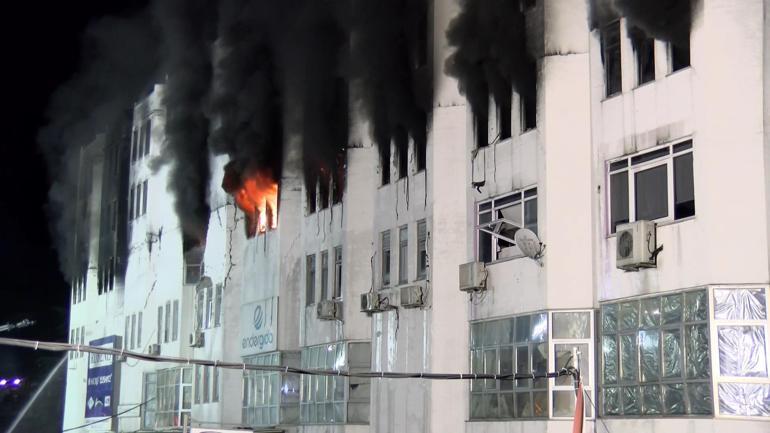 Başakşehir İkitelli Organize Sanayi Bölgesinde yangın; 8 kişi kurtarıldı