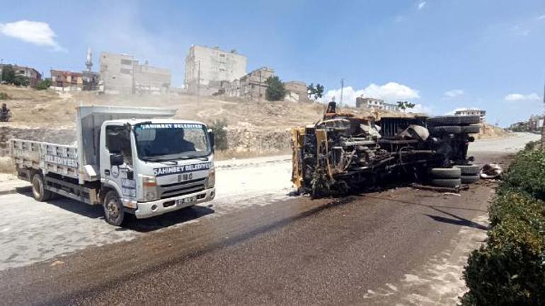 Freni boşalan kamyon durak, direkler ve ağaçlara çarpıp devrildi