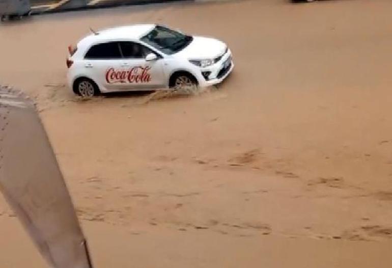 Ankarada sağanak; yollar göle döndü, su baskınları yaşandı