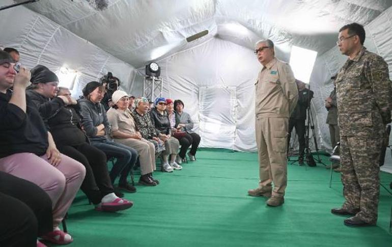 Tokayev, orman yangınlarında ölen işçilerin aileleriyle bir araya geldi