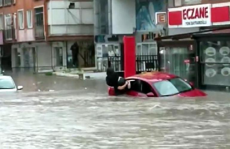 Ankarada sağanak; yollar göle döndü, su baskınları yaşandı