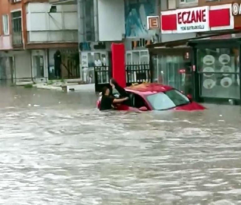 Ankarada sağanak; yollar göle döndü, su baskınları yaşandı