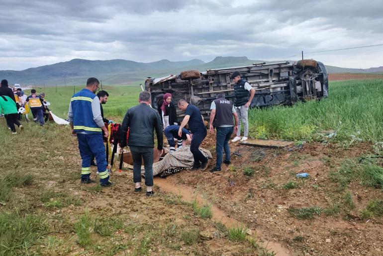 Sivasta minibüs devrildi: 13 yaralı