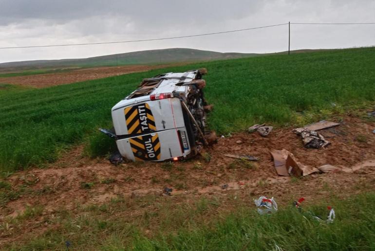 Sivasta minibüs devrildi: 13 yaralı