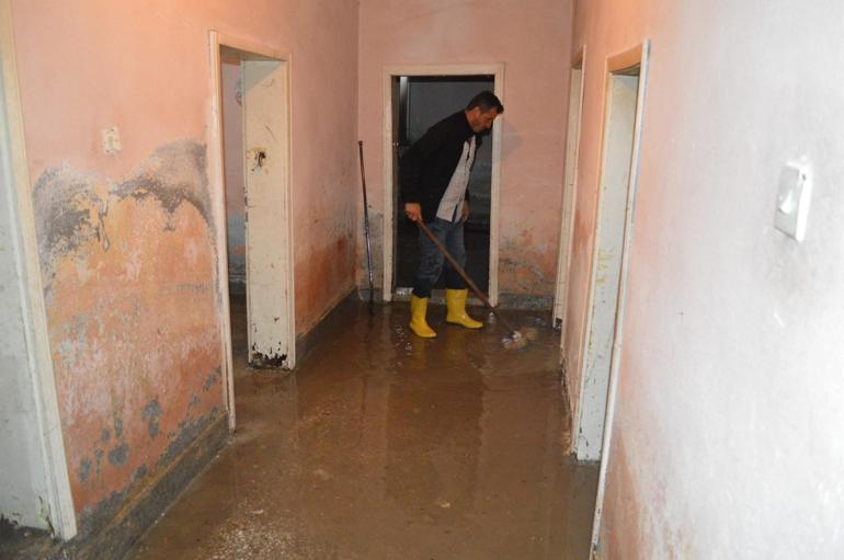 Ankarada sağanak; yollar göle döndü, su baskınları yaşandı