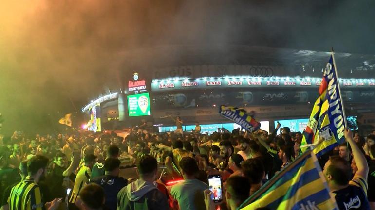 Fenerbahçeli taraftarlar Kadıköyde kupa zaferini kutladı
