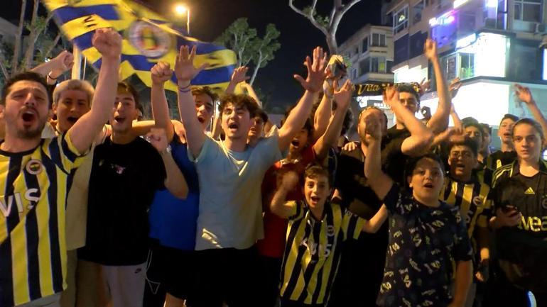 Fenerbahçeli taraftarlar Kadıköyde kupa zaferini kutladı