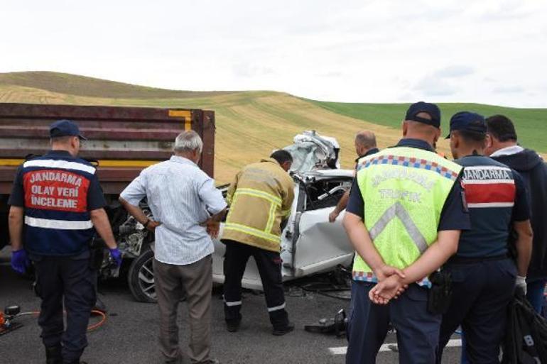 TIRa arkadan çarpan otomobilin sürücüsü polis, hayatını kaybetti