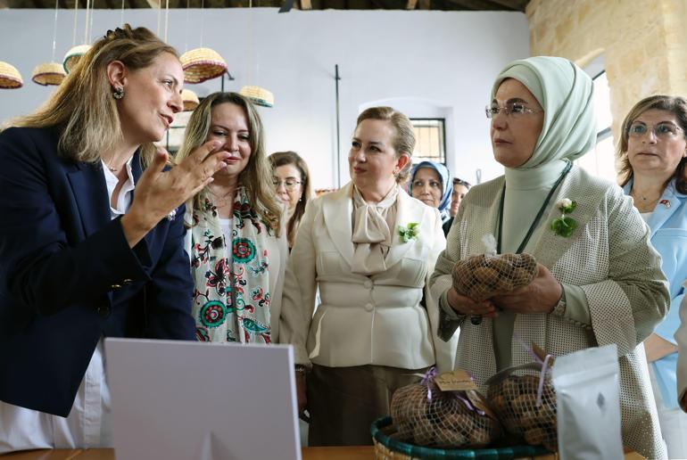 Emine Erdoğan, Kıbrıs Türk Girişimci Kadınlar Kooperatifi üretim ve satış merkezini ziyaret etti