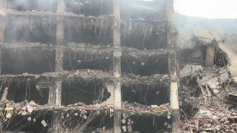 Başakşehirdeki 4 gündür yanan binada itfaiye ekipleri arama yaptı