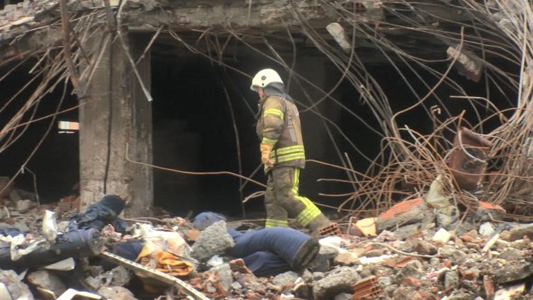 Başakşehirdeki 4 gündür yanan binada itfaiye ekipleri arama yaptı