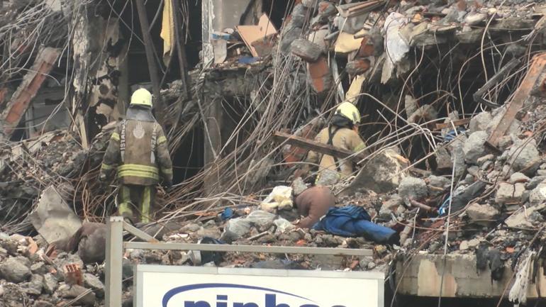 Başakşehirdeki 4 gündür yanan binada itfaiye ekipleri arama yaptı