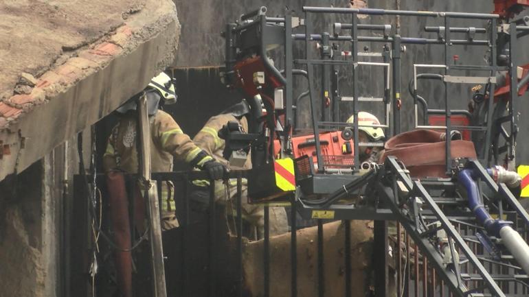 Başakşehirdeki 4 gündür yanan binada itfaiye ekipleri arama yaptı