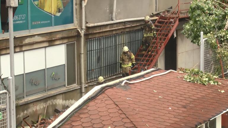 Başakşehirdeki 4 gündür yanan binada itfaiye ekipleri arama yaptı